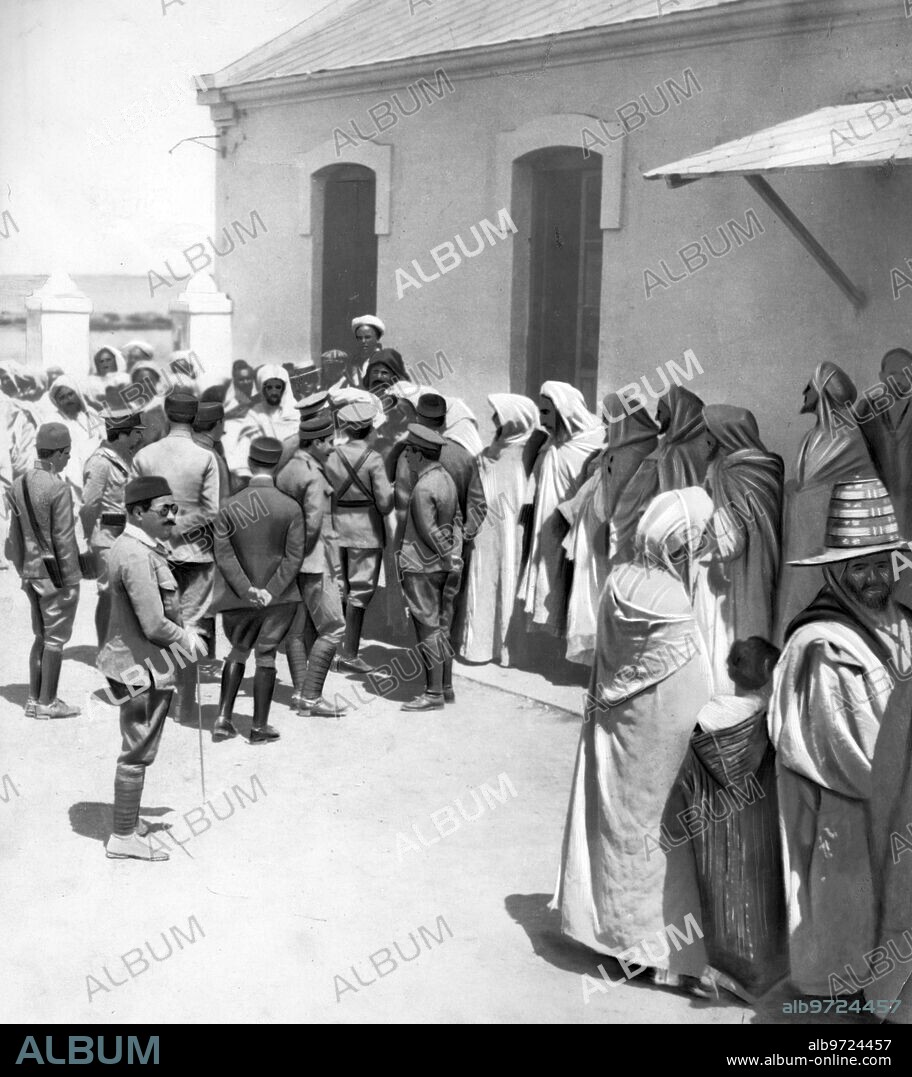 May 1922. Melilla. At the Indigenous police office. The Moors of the Quebdana Cabilda Complimenting the Officials, on the occasion of the appointment of Caid made in favor of the Moor Bu Sfia.