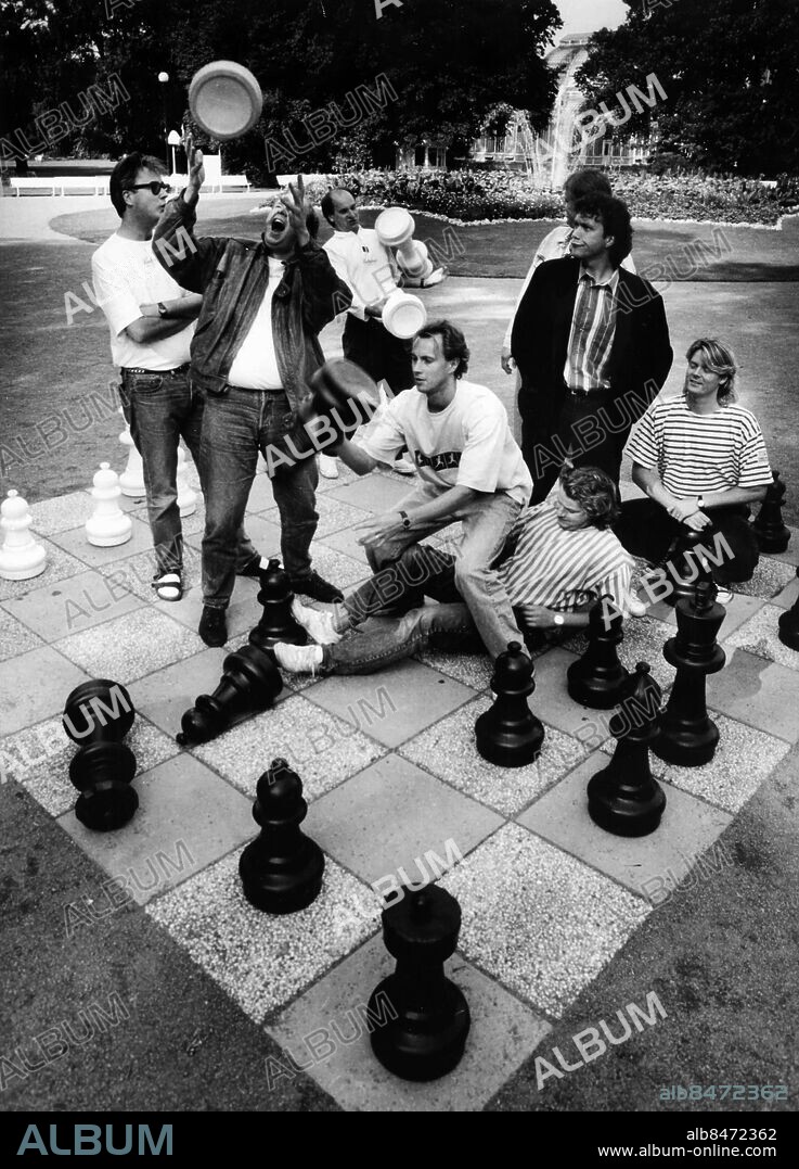 GÖTEBORG 1990-08-27.. Jörgen Mörnbäck, Bandmaskinen och Triple & Touch laddar upp inför krogshow på Trägårn. *** Local Caption *** GP Foto: Per Wahlberg / Kamerareportage / TT / Kod: 2524.