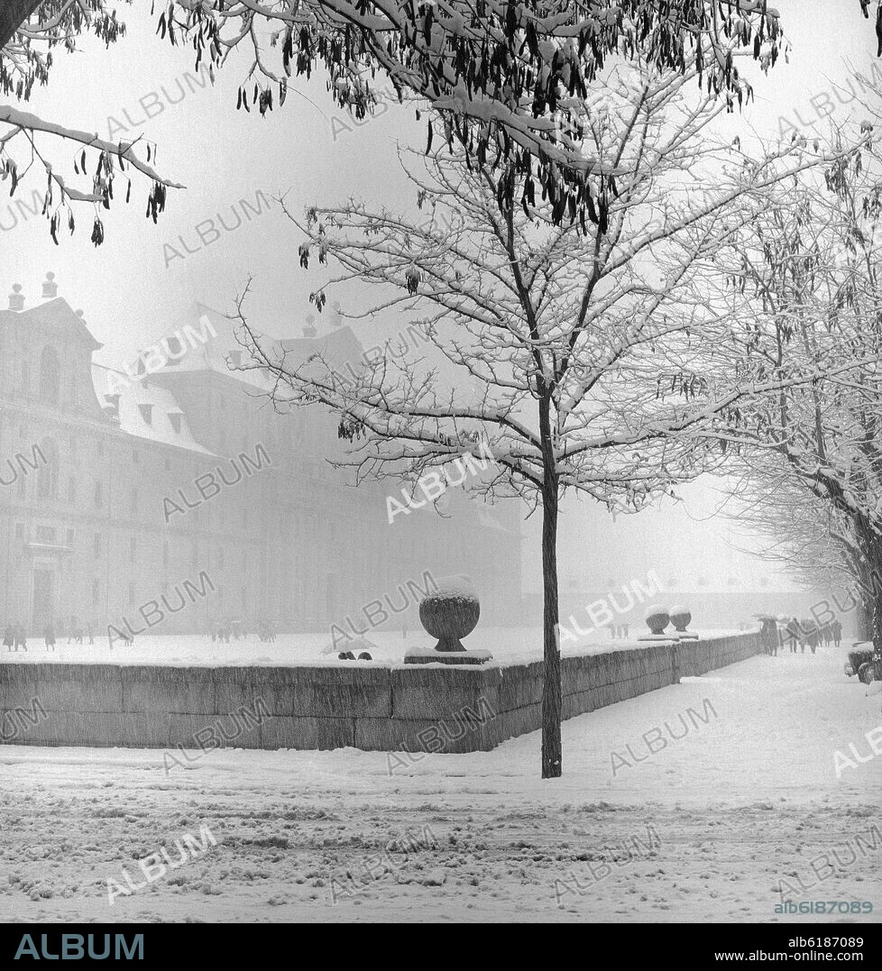 JUAN DE HERRERA. MONASTERIO DEL ESCORIAL NEVADO - FOTOGRAFIA EN BLANCO Y NEGRO - AÑOS 60.