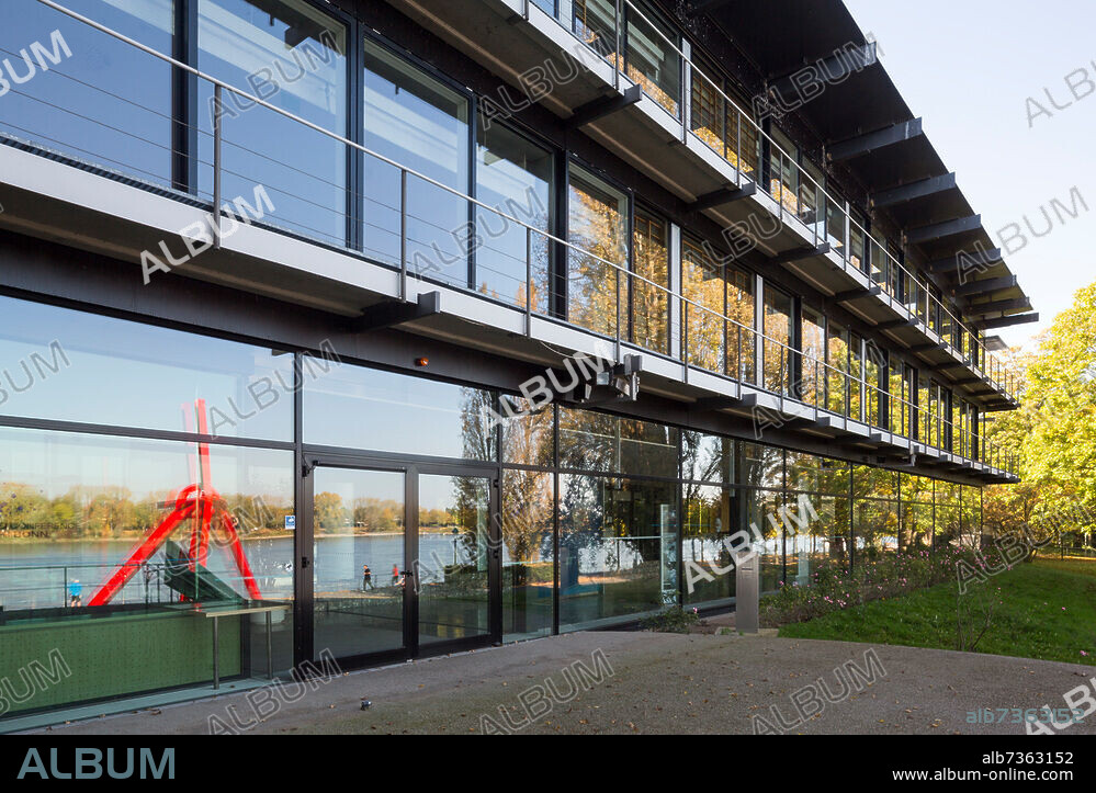 Bundeshaus Bonn, ehemaliger Plenarsaal des Deutschen Bundestages, Glasfassade zum Rhein.