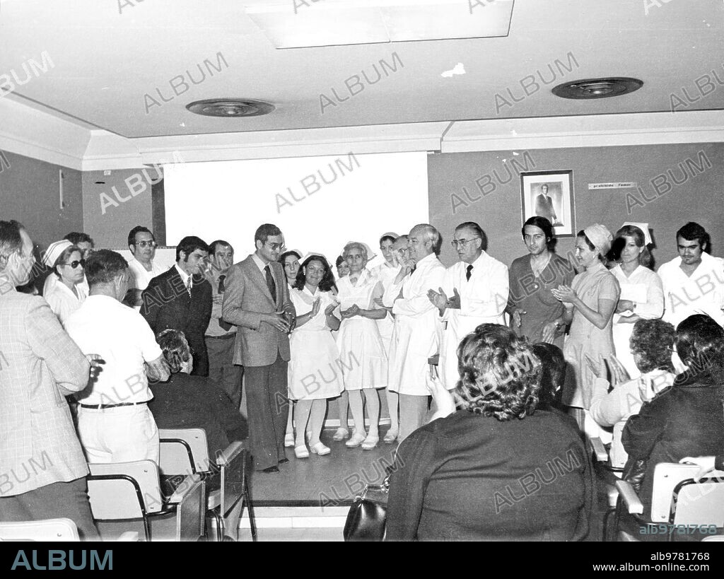 May 9, 1977. Ciudad Sanitaria Virgen del Rocío the Survivors of the tragic event that cost the lives of numerous people on the way to El Rocío offered the director and medical staff of the Ciudad Sanitaria a silver plaque as a token of gratitude for the assistance they received as a result of the accident.