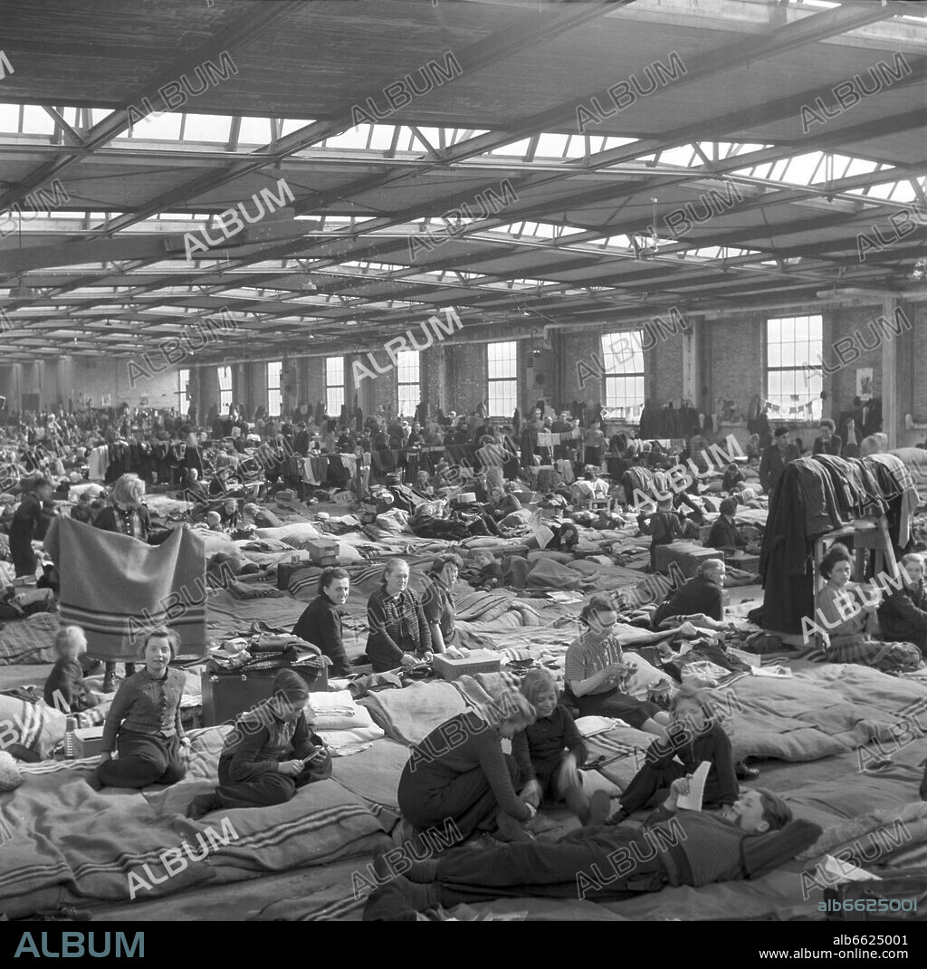 A factory hall on Oderstraße at Tempelhof airport in Berlin-Neukölln serves as a refugee camp for former GDR citizens, in March 1953. 11/03/1953