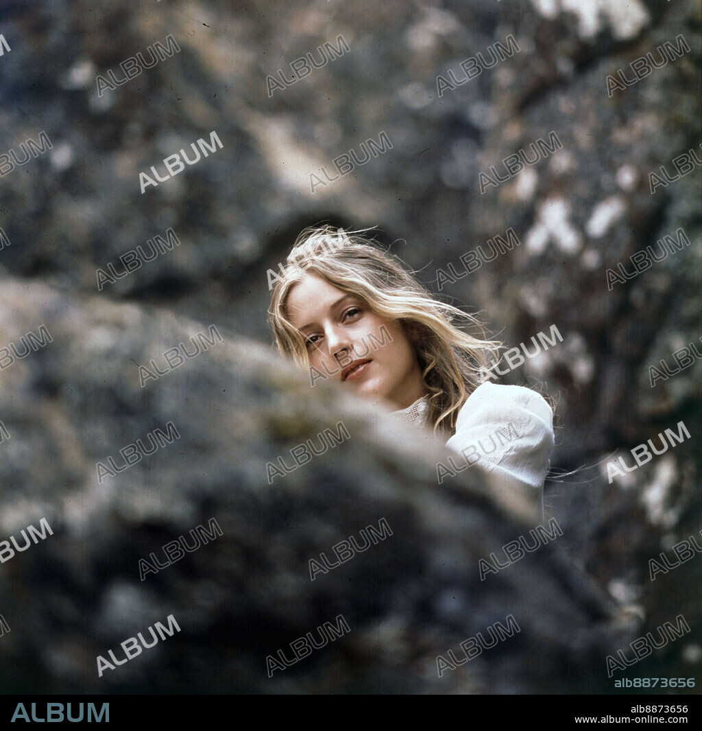 ANNE-LOUISE LAMBERT dans PICNIC AT HANGING ROCK, 1975, réalisé par PETER WEIR. Copyright GTO.