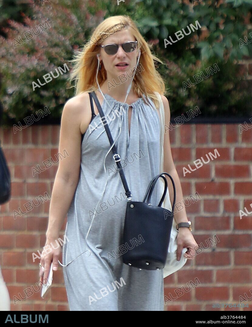 June 20, 2018 - New York, New York, United States - Pregnant actress Claire Danes beats the heat in a maxi dress as she walks in Greenwich Village on June 20 2018 in New York City. 20/06/2018