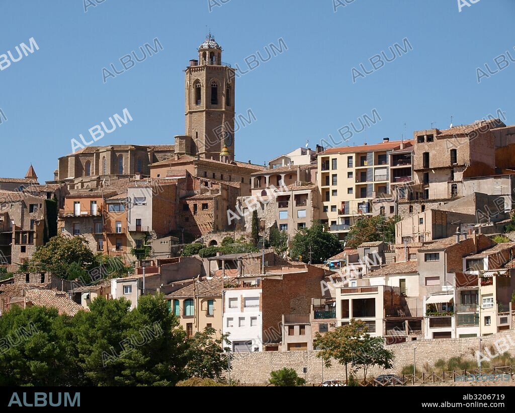 VISTAS GENERALES DEL PUEBLO Y DE LA PARROQUIA DE SANTA MARIA  . CERVERA, LERIDA, ESPAÑA.
