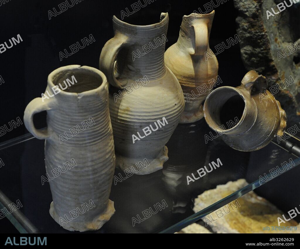 Tazas de cerámica medievales realizadas en Alemania y encontradas intactas en la bahía del norte de Noruega. Se cree que fueron arrojadas por miembros de una banda de piratas. Museo Maritimo. Oslo. Noruega.