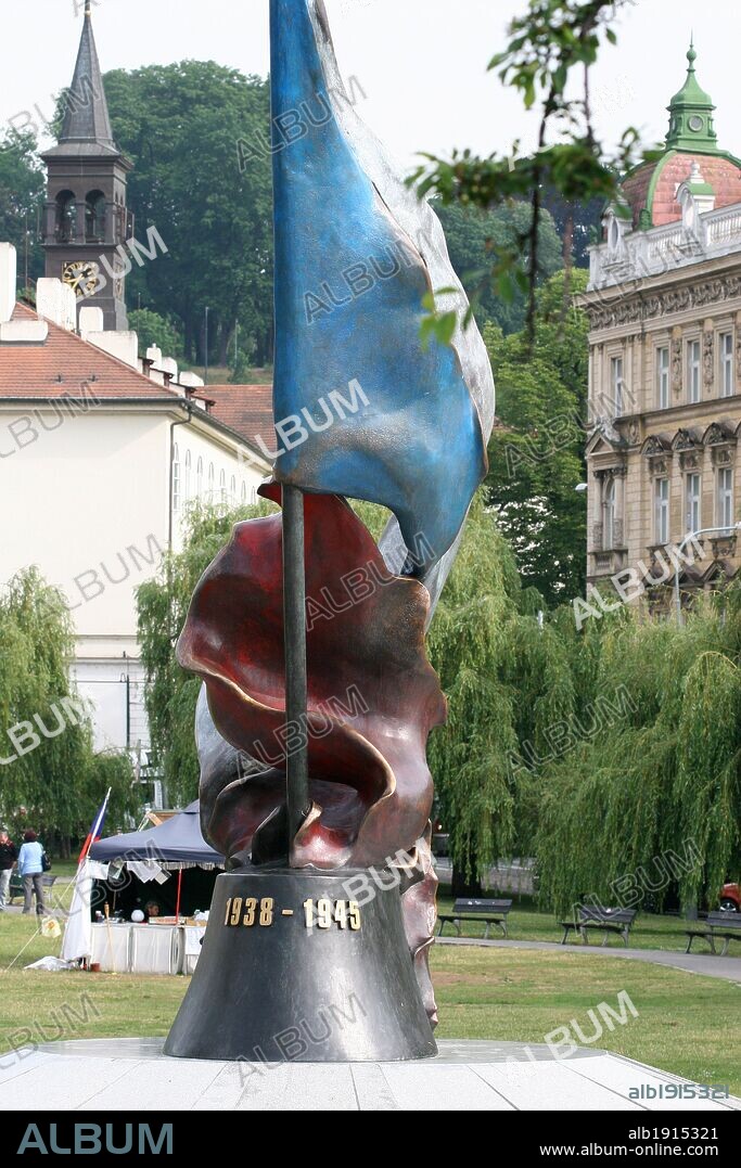 VLADIMÍR PRECLÍK. REPUBLICA CHECA. PRAGA (PRAHA). Monumento dedicado a la SEGUNDA GUERRA MUNDIAL. Fechada entre 1938-1945. Los checos consideran el inico de la II G. M en el 1938, año de la anexión de la zona de los Sudetes por parte de la Alemania Nazi (zona fronteriza de la antigua República de Checoslovaquía de habla alemana). Ciudad Pequeña (Malá Strana). Centro Europa.