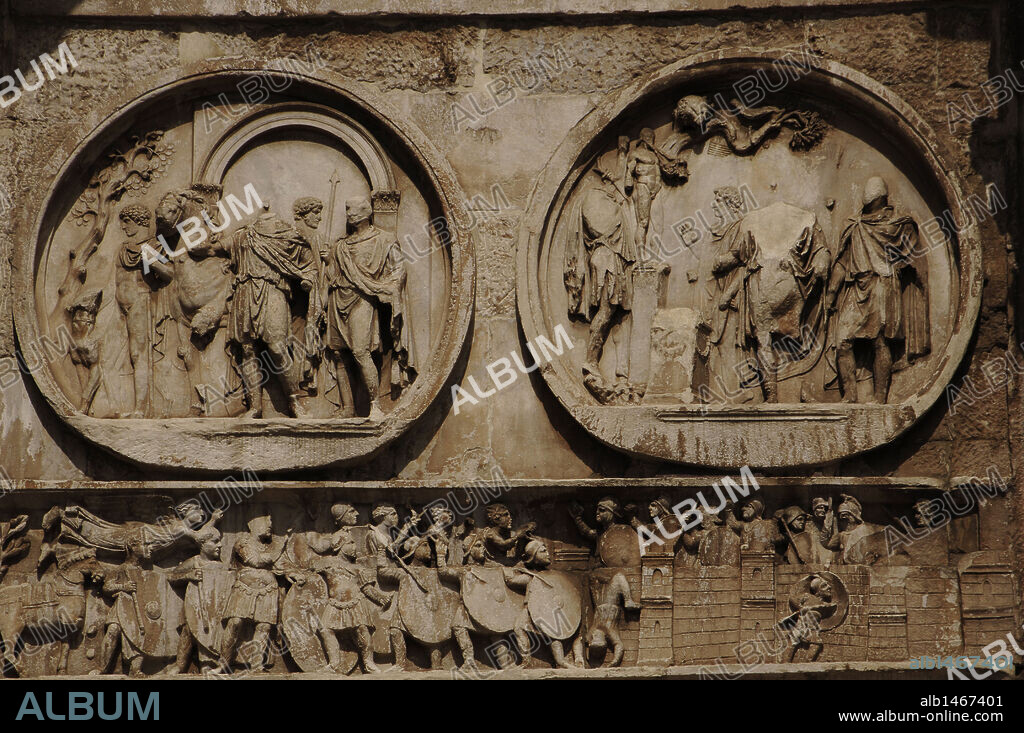 ARTE ROMANO. ITALIA. ARCO DE CONSTANTINO. Arco triunfal erigido en el siglo IV por el Senado en honor del emperador Constantino, tras su victoria sobre Majencio en el Puente Milvio (313). Detalle de un RELIEVE. ROMA.