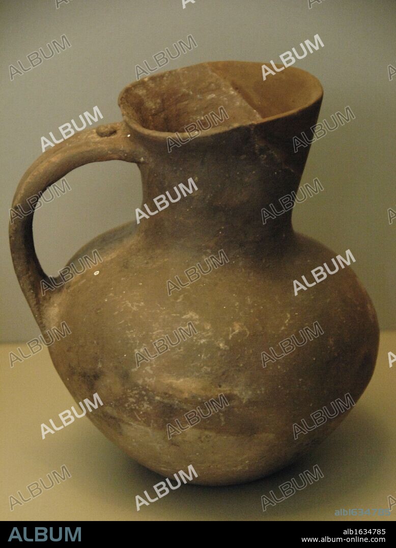 ARTE PREHISTORICO. PRIMERA EDAD DEL BRONCE. JARRO de arcilla hecho a mano sin decoración. Tiene cuerpo globular, boca ancha y asa. Fechado en el tercer milenio a. C. Museo Arqueologico Nacional. Atenas. Grecia.