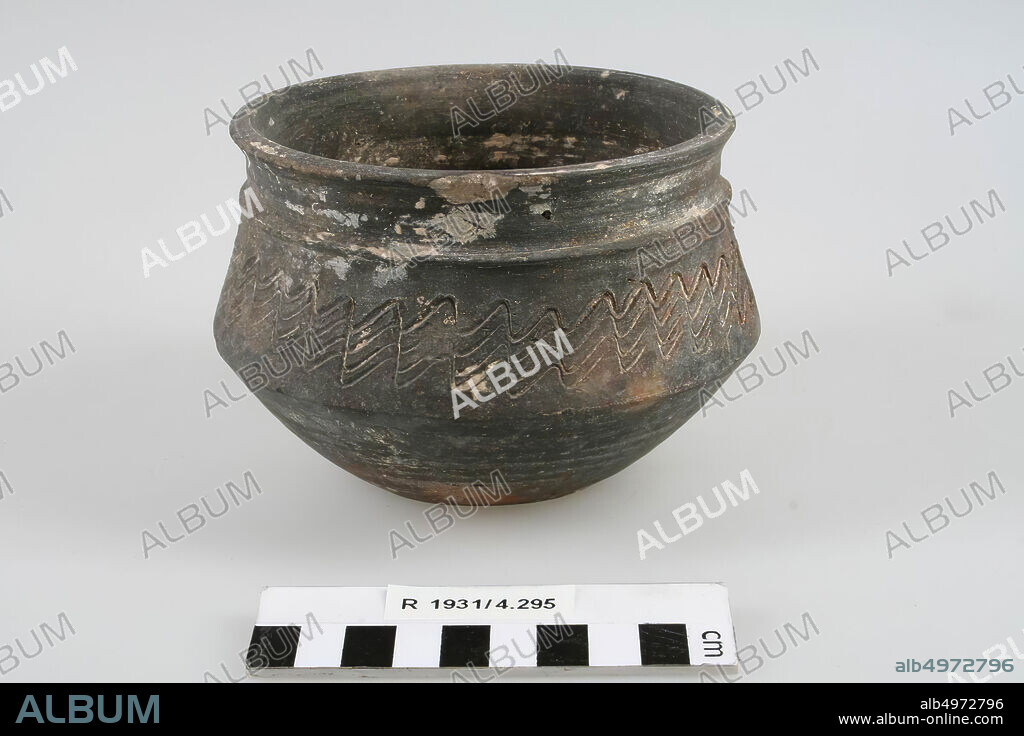Knikpot with grooved wave line decoration on shoulder. Chip from the edge, kink slightly damaged., Kink, pottery (smooth wall), h: 9.2 cm, diam: 13.5 cm, vmeb 450-700, France.