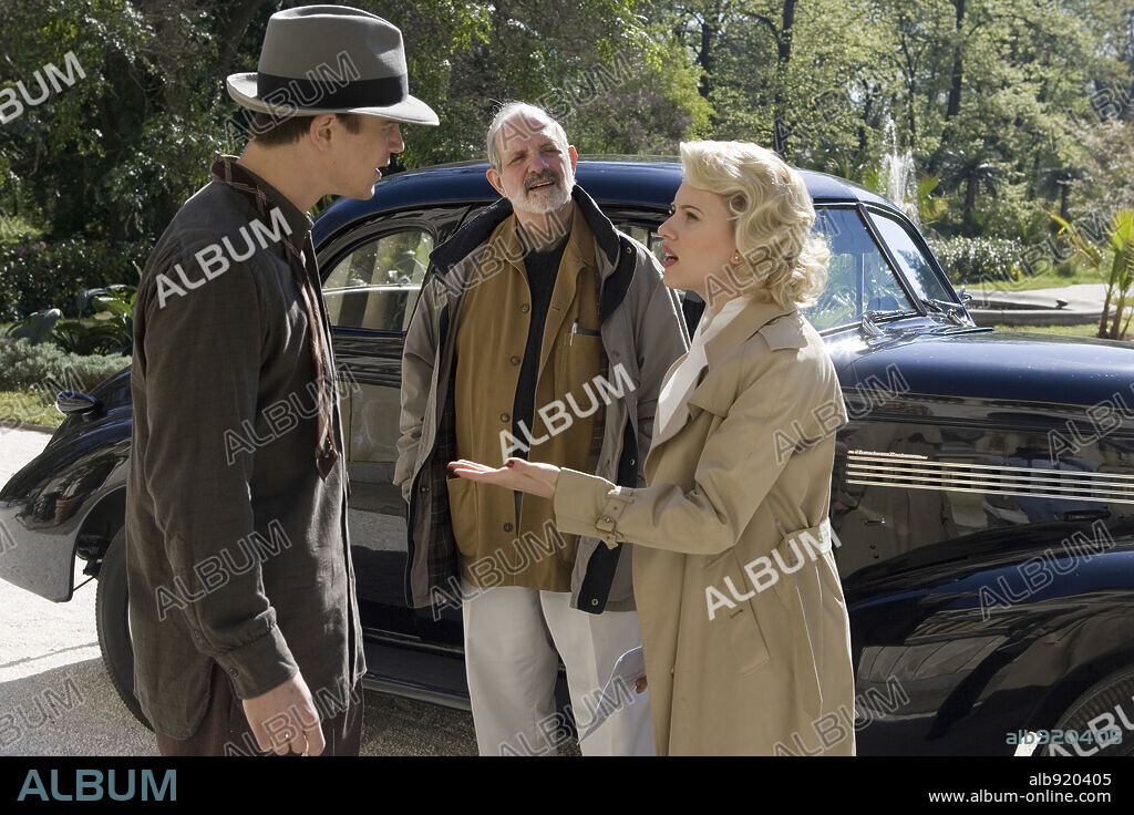 BRIAN DE PALMA, JOSH HARTNETT y SCARLETT JOHANSSON en LA DALIA NEGRA, 2006 (THE BLACK DAHLIA), dirigida por BRIAN DE PALMA. Copyright UNIVERSAL PICTURES / KONOW, ROLF.