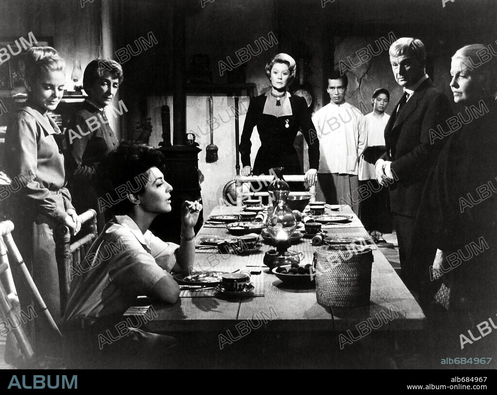 ANNE BANCROFT, BETTY FIELD, EDDIE ALBERT, MARGARET LEIGHTON, MILDRED DUNNOCK y SUE LYON en SIETE MUJERES, 1966 (7 WOMEN), dirigida por JOHN FORD. Copyright M.G.M.