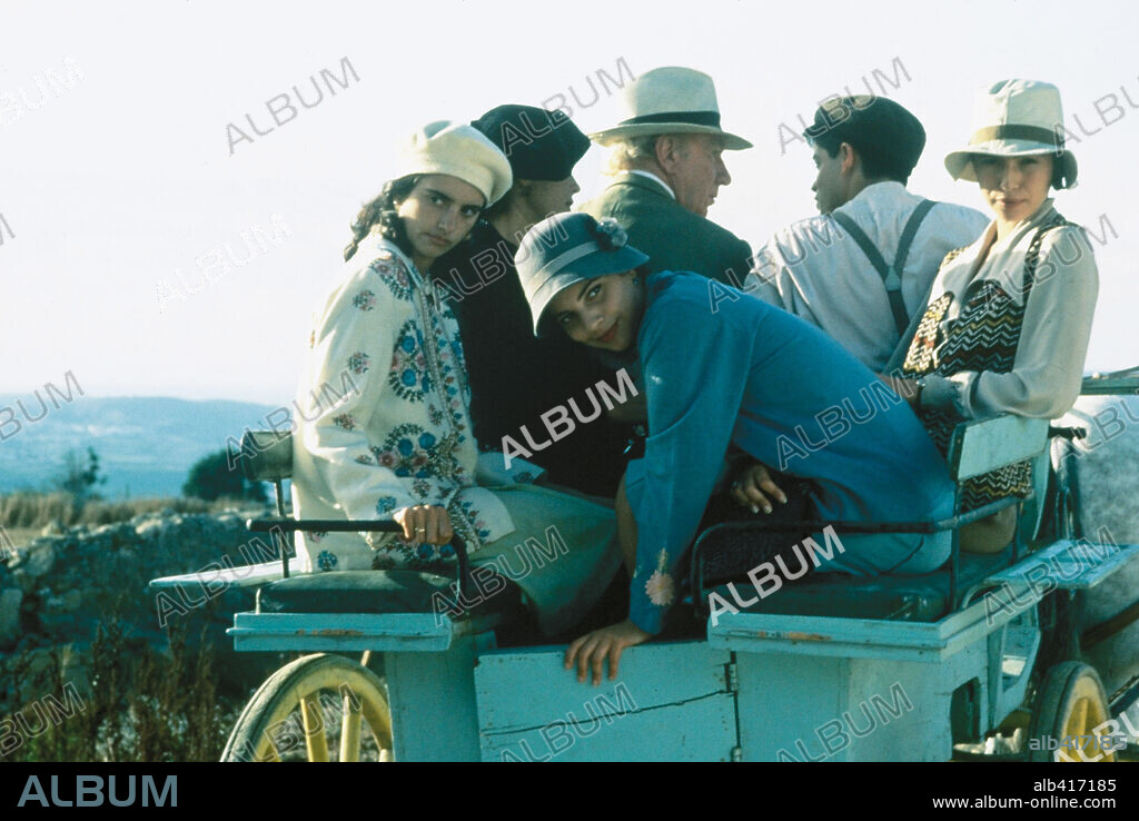 ARIADNA GIL, FERNANDO FERNAN GOMEZ, JORGE SANZ, MARIBEL VERDU, MIRIAM DIAZ AROCA y PENELOPE CRUZ en BELLE EPOQUE, 1992, dirigida por FERNANDO TRUEBA. Copyright FERNANDO TRUEBA P.C. S.A.