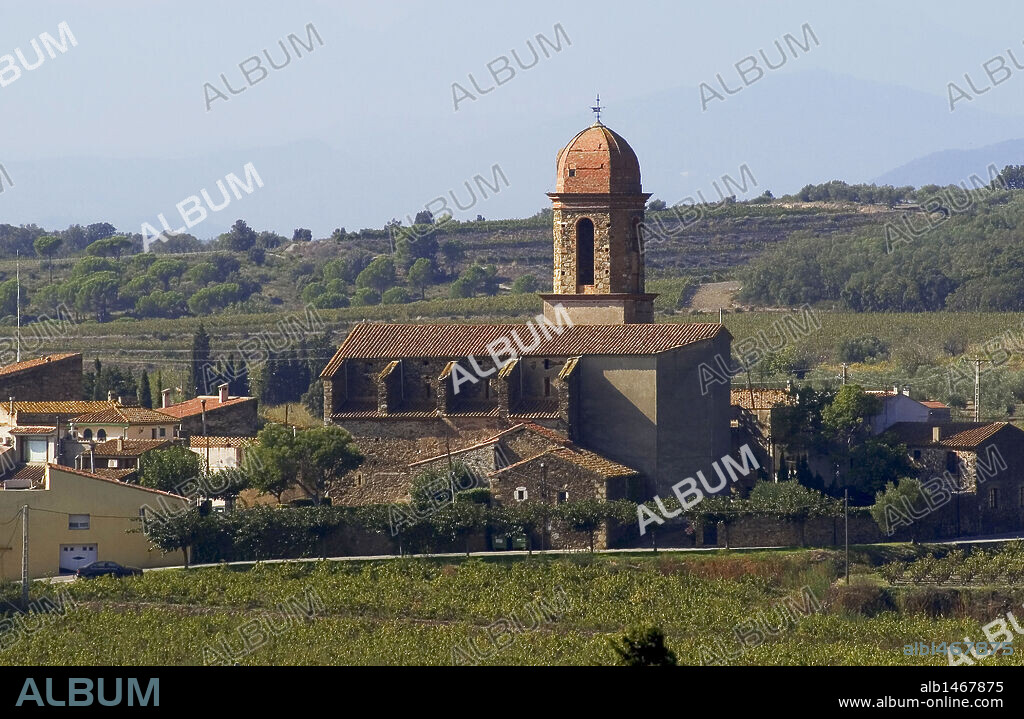 CATALUÑA. ESPOLLA. En primer término, la iglesia parroquial. Comarca de l'Alt Empordà. Provincia de Girona.