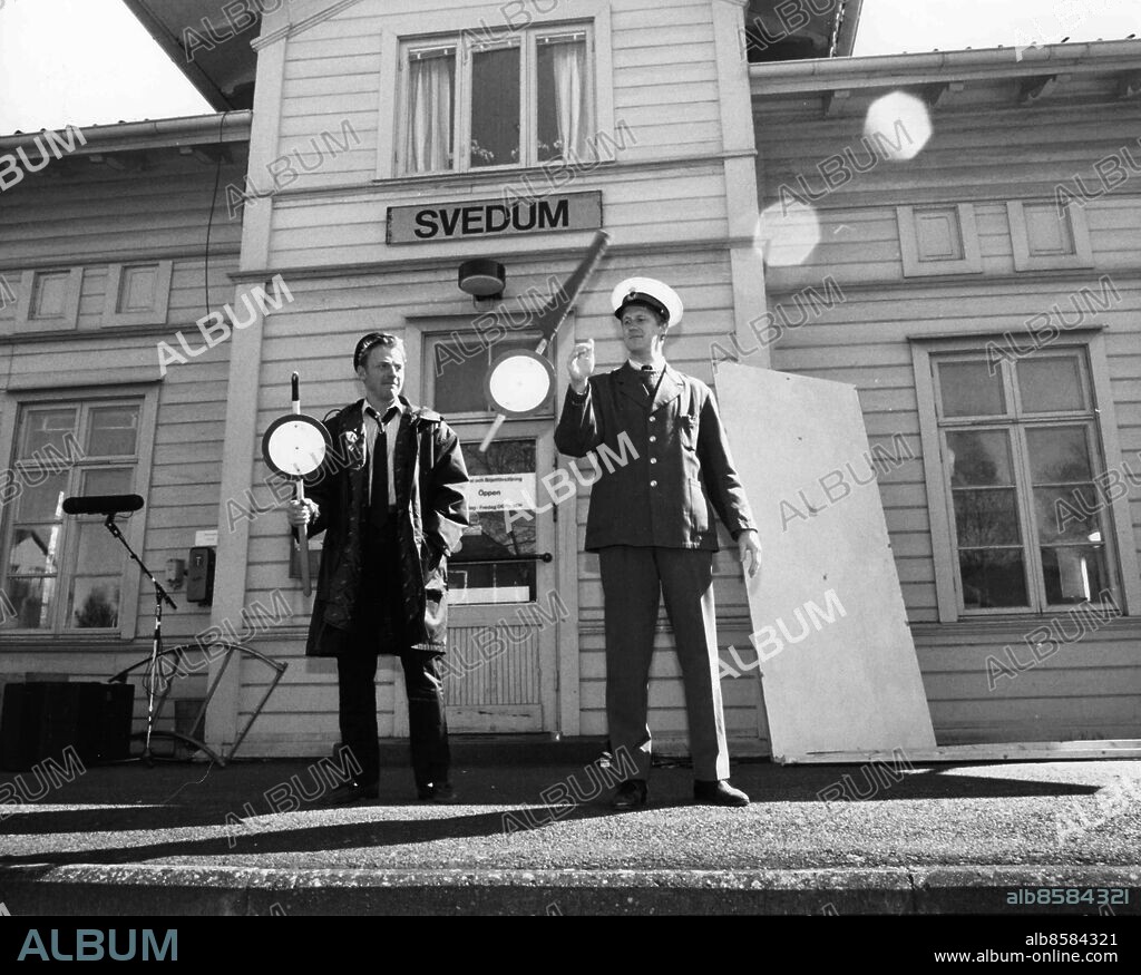 GÖTEBORG 1991-05-07.. Anders Eriksson hanterar signalstaven medan stinsen Magnus Igelström t.v. övervakar. *** Local Caption *** GP Foto: Jarl Ahlström / Kamerareportage / TT / Kod: 2524.