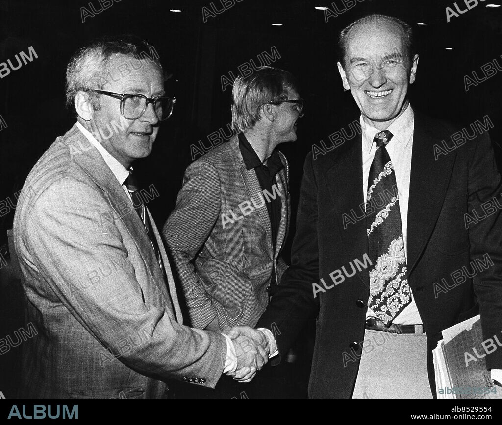 ARKIV STOCKHOLM 19800911. Kjell-Olof Feldt (S), t.v. skakar hand med Rolf Wirtén (FP) efter en debatt i Åsö gymnasium om löntagarfonder.. Foto: Åke Malmström / DN / SCANPIX / Kod: 37 . ** SVD OUT **.