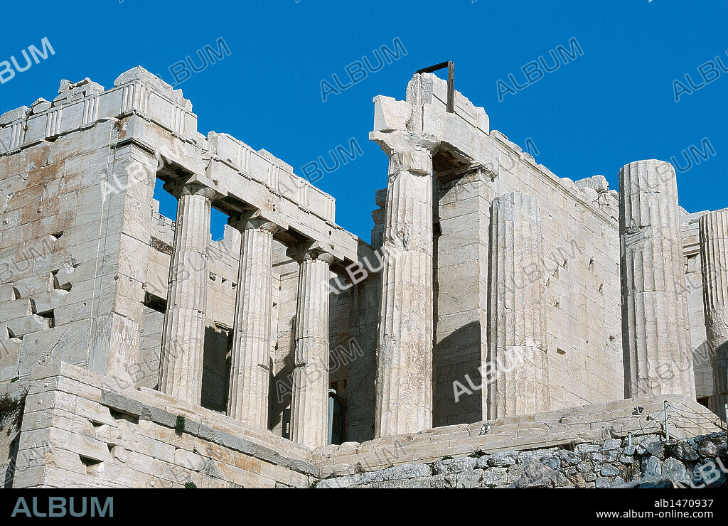 ARTE GRIEGO. GRECIA. Los PROPILEOS, construidos entre los años 437 y 432 aC (S. V aC), por orden de Pericles y según proyecto de Mnesicles. Eran la entrada monumental al recinto sagrado de la Acrópolis de Atenas.