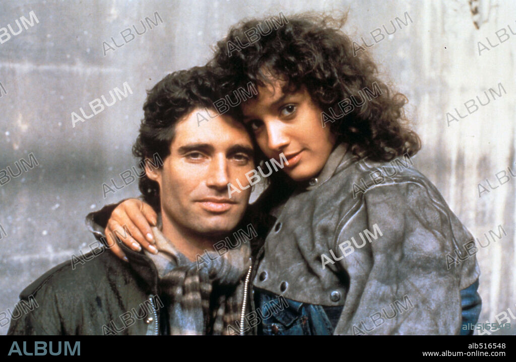 JENNIFER BEALS et MICHAEL NOURI dans FLASHDANCE, 1983, réalisé par ADRIAN LYNE. Copyright PARAMOUNT PICTURES.