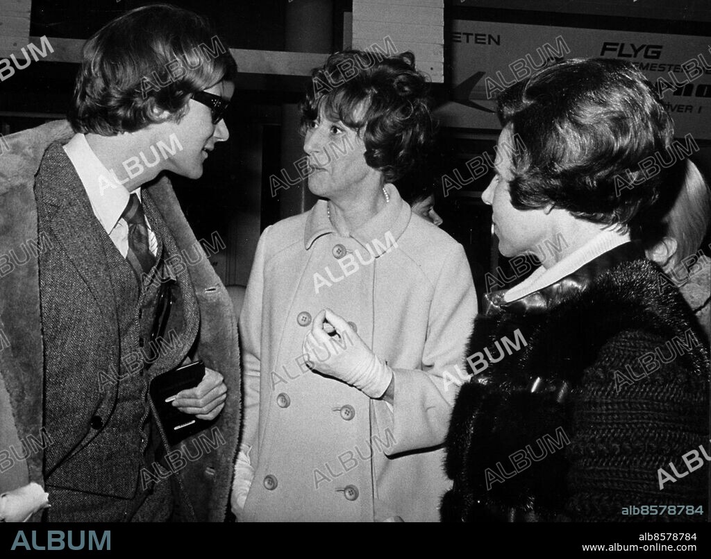 Sydsvenskans Sonja Thulin i samspråk med Yves Saint Laurent vid modevisning. 1966. Yves Saint Laurent modeskapare Paris sit 1966. Sonja Thulin journalist Sydsvenskan sit 1966. (c) Bert Olsson / Sydsvenskan / IBL.