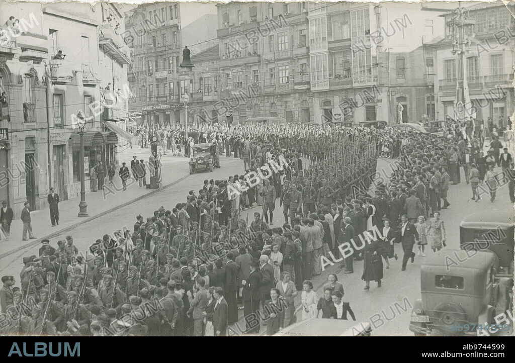 Vigo (Pontevedra), 26/05/1939. Guerra Civil Española. La despedida de la Legión Cóndor. La legión Cóndor al paso por la calle José Antonio para dirigirse al muelle donde embarcaron rumbo a Alemania.