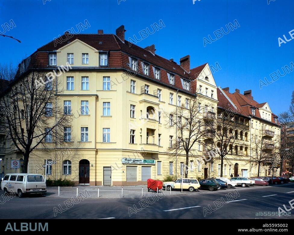Berlin-Tempelhof, Siedlung Alt-Tempelhof. (erb. 1906-1909; Arch.: Paul Kolb). Außenansicht des Eckgebäudes Alt-Tempelhof / Stolbergstraße. Foto, 1990/91.