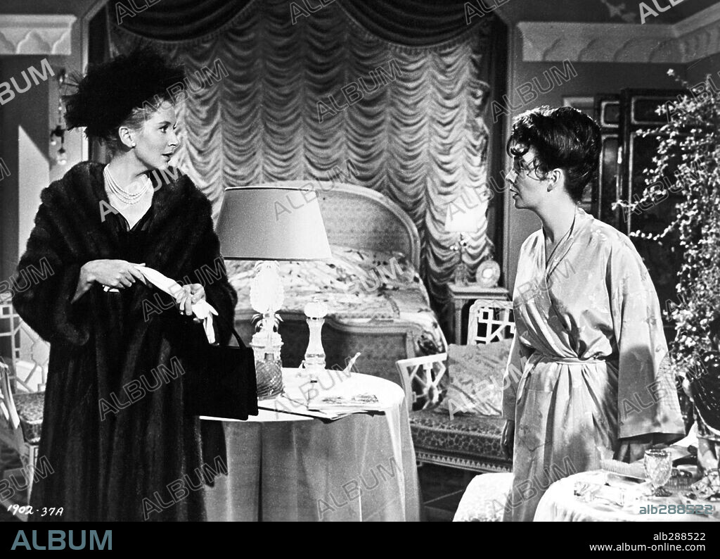 DEBORAH KERR y JEAN SIMMONS en PÁGINA EN BLANCO, 1960 (THE GRASS IS GREENER), dirigida por STANLEY DONEN. Copyright UNIVERSAL PICTURES.