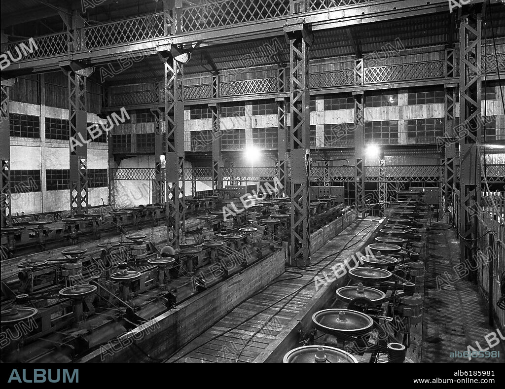 INTERIOR DE UNA FABRICA DE METALES - FOTOGRAFIA EN BLANCO Y NEGRO - AÑOS 50.