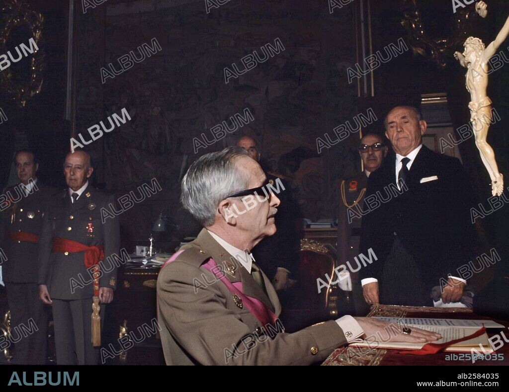 COLOMA GALLEGOS, FRANCISCO. MILITAR Y POLITICO ESPAÑOL. MUROS DE NALON 1912-1993. EN LA FOTO:. EL GENERAL FRANCISO FRANCO Y EL PRESIDENTE DEL GOBIERNO CARLOS ARIAS NAVARRO DURANTE EL ACTO DE JURA COMO MINISTRO DEL EJERCITO DE FRANCISCO COLOMA GALLEGOS. 11/06/1973. MADRID.