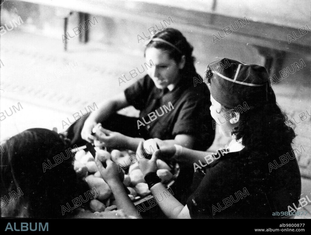 Agosto 1936. Milicianas Preparando la comida en las Cocinas del palacete de la Moncloa, cuartel de las Milicias "el Socialista".