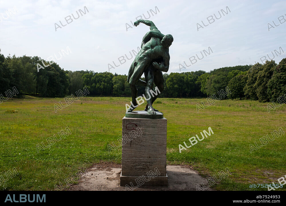 Berlin, Wedding, Volkspark Rehberge, Skulptur, Plastik, "Ringer" von Wilhelm Haverkamp.
