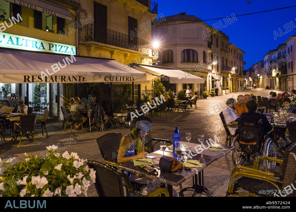restaurantes en la calle Bisbe Taixequet, Llucmajor, Mallorca, balearic islands, spain, europe.