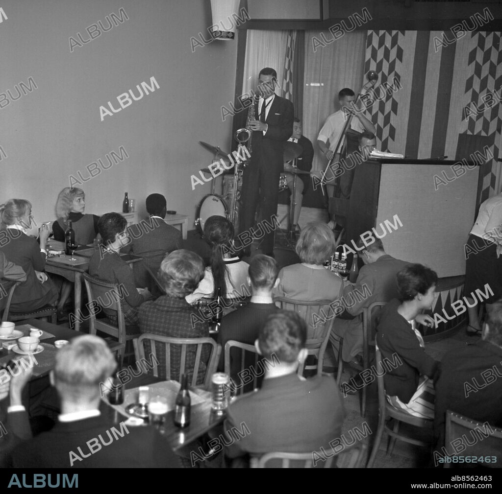 Göteborg 1963-09-01 - Tenorsaxofonisten Dexter Gordon spelar på Don Pedro på Vallgatan - vid pianot sitter Sven-Eric Dahlberg och vid trummorna Karl-Axel Källner *** Local Caption *** GT . KAMERAREPORTAGE.