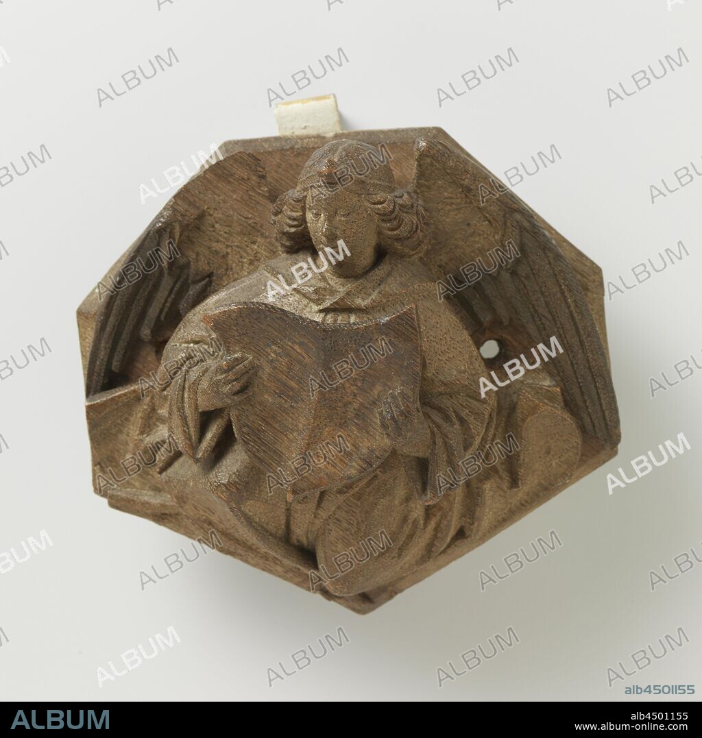 Cap with an angel with a coat of arms, Against an flat background in the shape of an irregular heptagon, an angel is placed with curly hair, wings spread and knees raised. He holds a coat of arms in bidding hands and is dressed in albe and amict. He wears a diadem with a gem in her hair., anonymous, Northern Netherlands, c. 1490, oak (wood), h 14 cm × w 15 cm × d 8 cm.