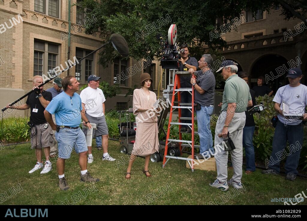 ANGELINA JOLIE y CLINT EASTWOOD en EL INTERCAMBIO, 2008 (CHANGELING), dirigida por CLINT EASTWOOD. Copyright IMAGINE ENTERTAINMENT/MALPASO PRODUCTIONS.