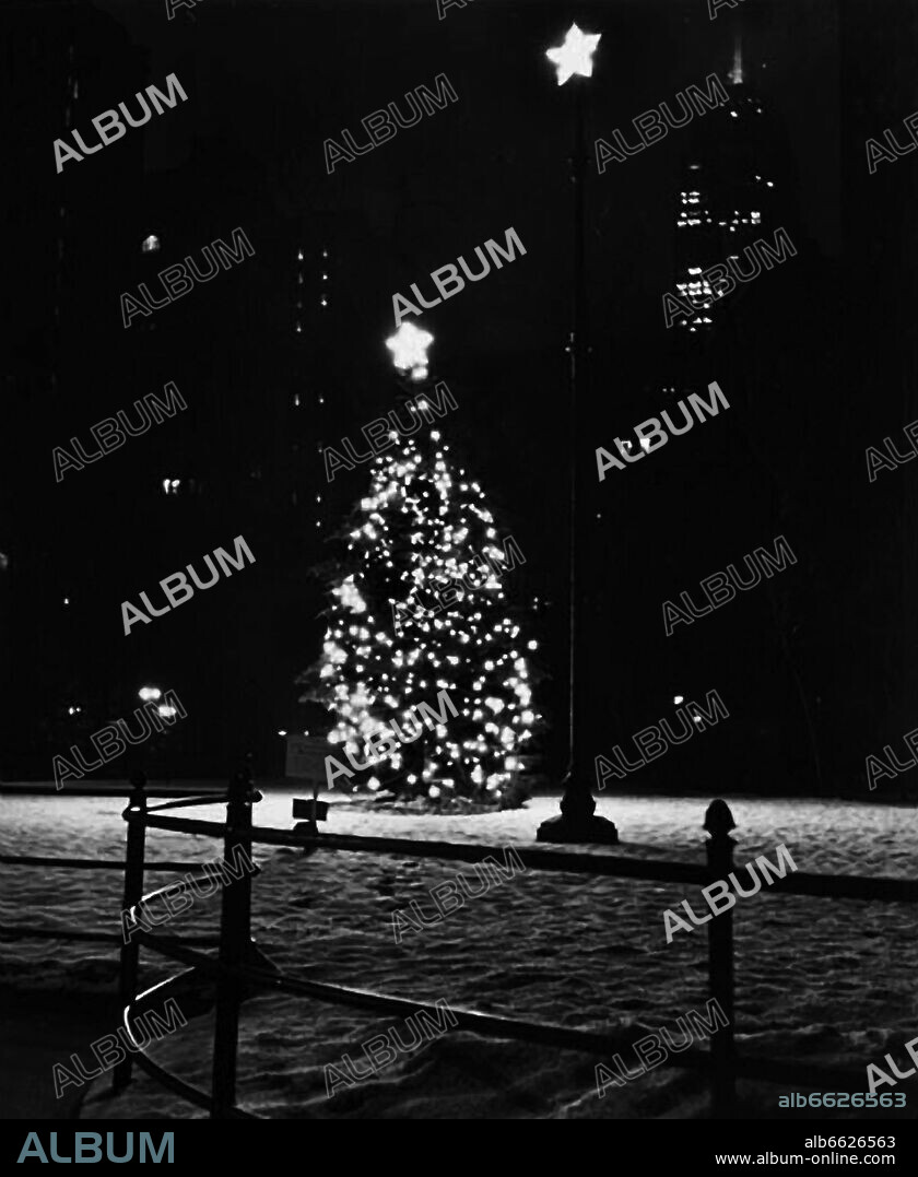Christmas tree in New York in 1942. Image by photographer Fred Stein (1909-1967) who emigrated 1933 from Nazi Germany to France and finally to the USA.