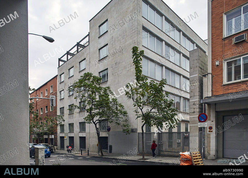 Madrid, 16/09/2021. Biblioteca pública del Estado Manuel Alvar, en la calle Azcona, 42. Lleva cerrada dos años y actualmente está en estado de abandono. Foto: Guillermo Navarro. ARCHDC.