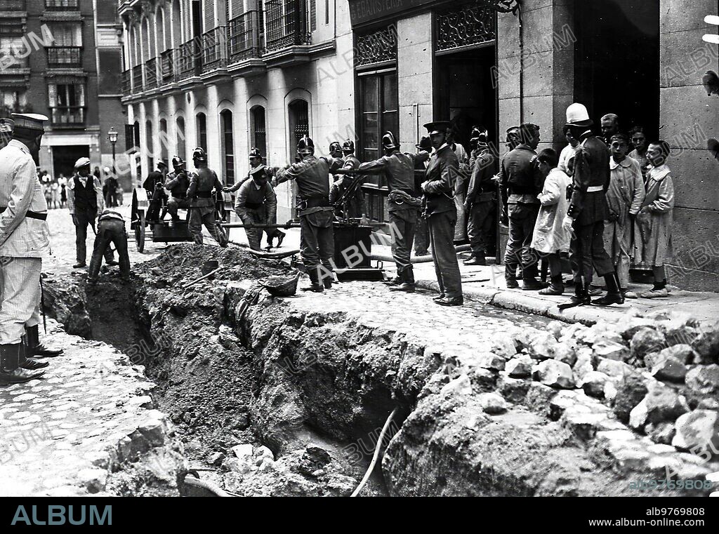September 7, 1917. The pavement of Madrid collapse of the floor of Justiniano Street due to the breakage of the water streets.