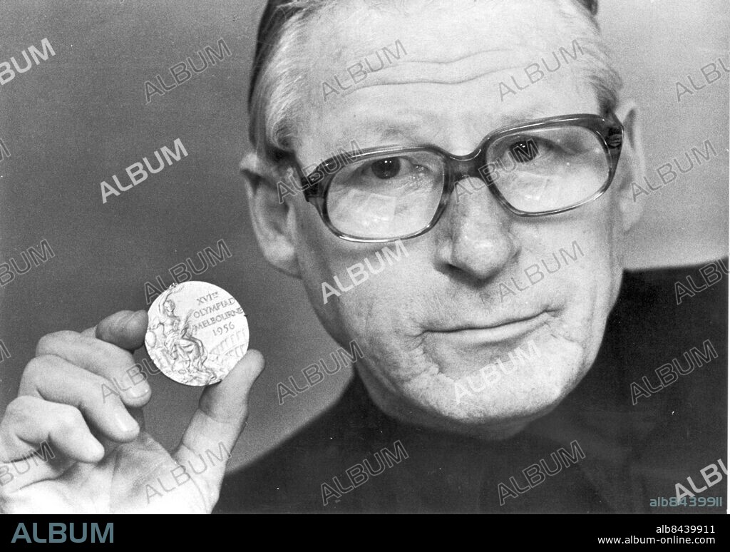 LYSEKIL 1976-12-18.. Leif Wikström är en guldtyngd herre - vid OS i Melbourne 1956 vann han drakseglingen. På bilden visar han guldplaketten. *** Local Caption *** GP Foto: Alf Weihed / Kamerareportage / TT / Kod: 2524.
