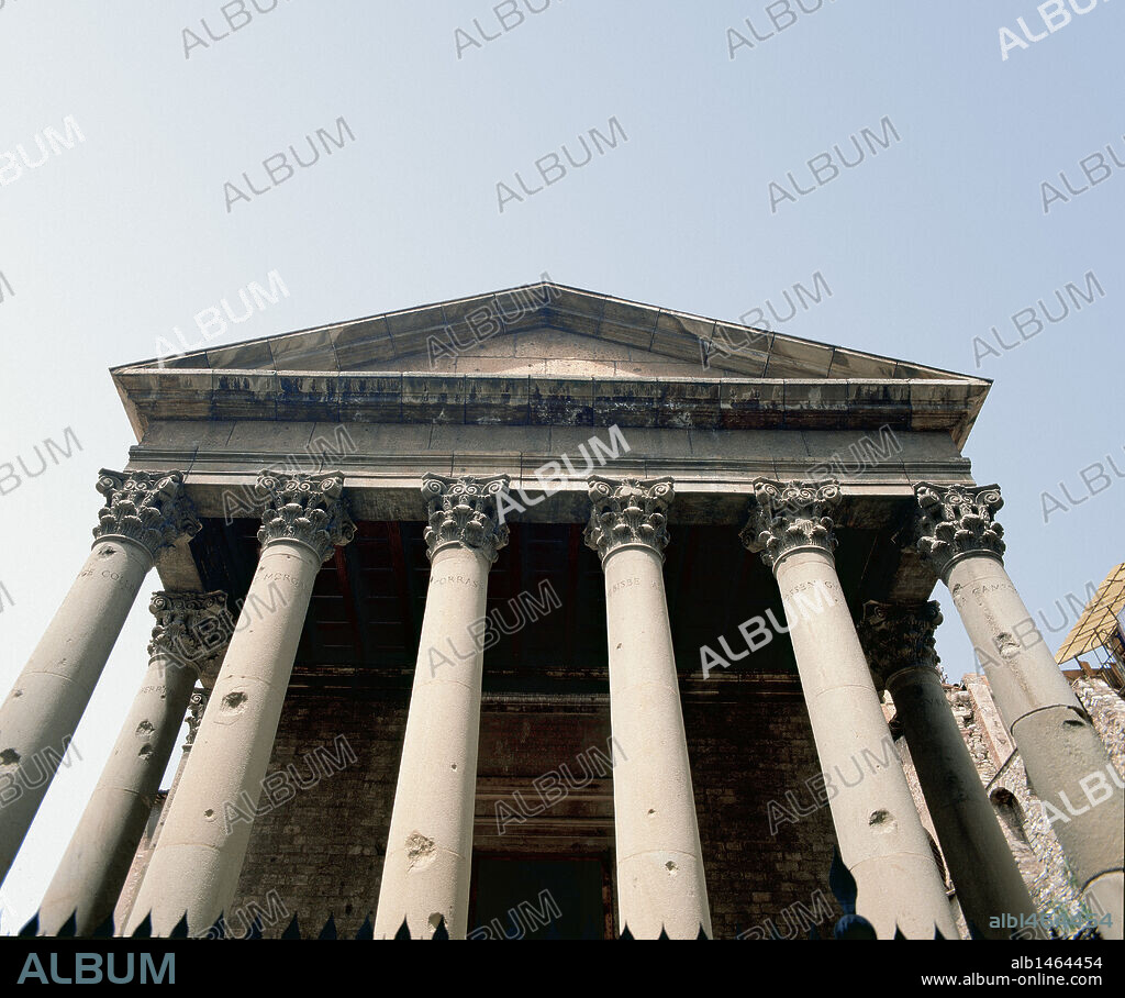 ARTE ROMANO. ESPAÑA. TEMPLO ROMANO DE VIC. S. II-III (S. II-S. III). Reconstruído en el S. XIX a partir de los dos únicos restos que quedaban del original, un capitel corintio y el fuste de una columna. Vic. Provincia de Barcelona. Cataluña.