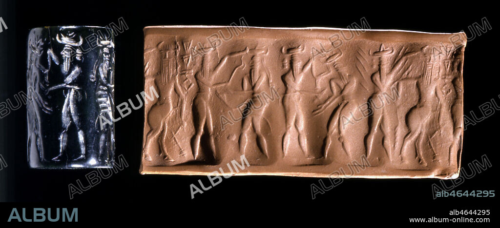 Sceau-cylindre en serpentine : combats mythologiques. Vers 2300-2220 av. JC. provenance exacte indéterminée. Le décor de ce sceau est composé de trois duels entre des dieux coiffés de la tiare à cornes. A gauche, un dieu armé d'un cimeterre abat un autre dieu qui porte un serpent enroulé autour de la taille. A droite, un dieu empoigne un adversaire par les cheveux. Au centre, un autre combat se déroule entre un homme-taureau et une divinité entourée de flammes. Ces combats mythologiques symbolisent une conception dramatique de l'ordre de la nature. Le dieu solaire personnalise le souffle brûlant du soleil del'été qui détruit toute végétation et dessèche la terre, évoquée par l'homme-taureau. Ce dernier semble être l'acolyte du dieu au serpent que l'on peut rapprocher de Dumuzi, le dieu de la végétation, qui disparaît dans le monde infernal à la fin de l'été pour mieux renaître au printemps. Credit : Larrieu-Licorne/Kharbine-Tapabor.