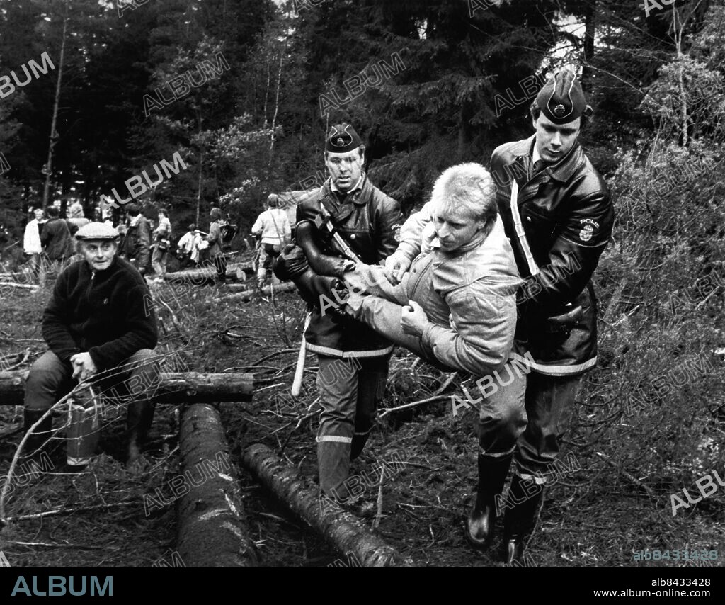 Ödsmål 1987-10-13. Bo Karlsson, vpk:are, Stenungsund fullmäktige, bärs bort. Exakt klockan 12 började polisen lyfta bort demonstranter *** Local Caption *** GP Foto: Johan Davéus. KAMERAREPORTAGE.