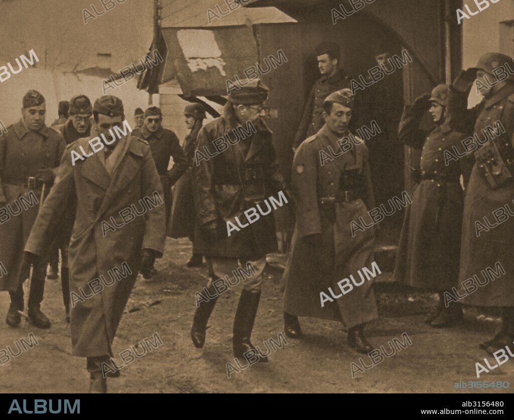 División Azul en Alemania en 1942 (Segunda Guerra Mundial). Representantes del general Franco revisando las tropas en la zona de Novgorod.