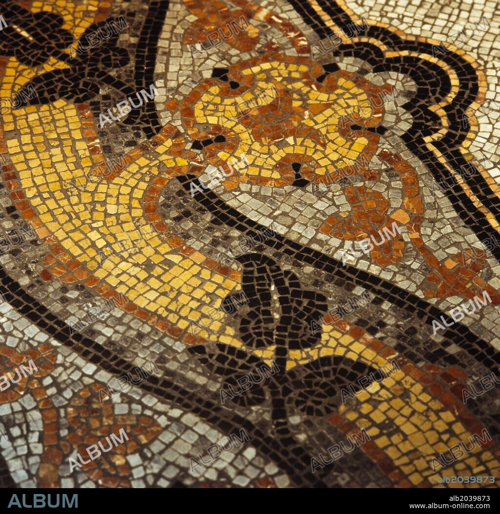 JOSEP PUIG I CADAFALCH. Casa Amatller, 1898-1900. Detalle del suelo de mosaico tipo romano. Modernismo. Barcelona.