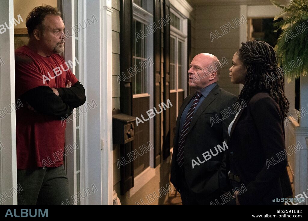 DEAN NORRIS, KIMBERLY ELISE y VINCENT D'ONOFRIO en EL JUSTICIERO, 2018 (DEATH WISH), dirigida por ELI ROTH. Copyright Cave 76/Metro-Godwyn-Mayer.