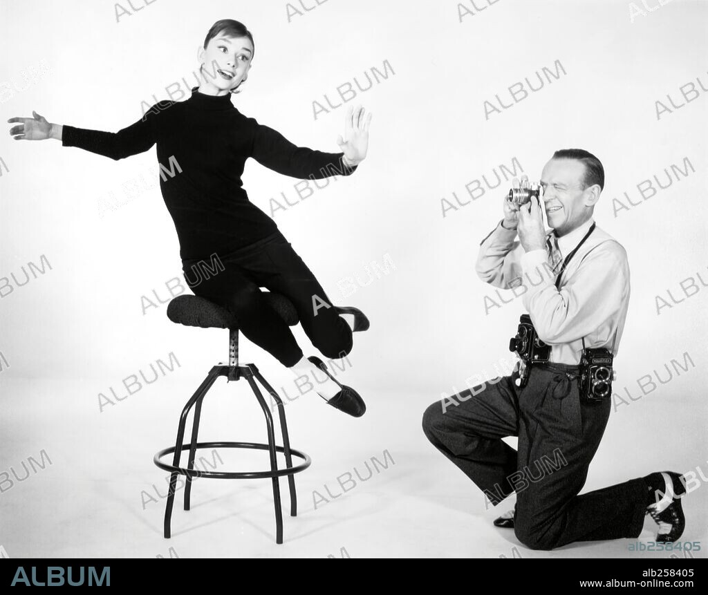 AUDREY HEPBURN und FRED ASTAIRE in FUNNY FACE, 1957, unter der Regie von STANLEY DONEN. Copyright PARAMOUNT PICTURES.
