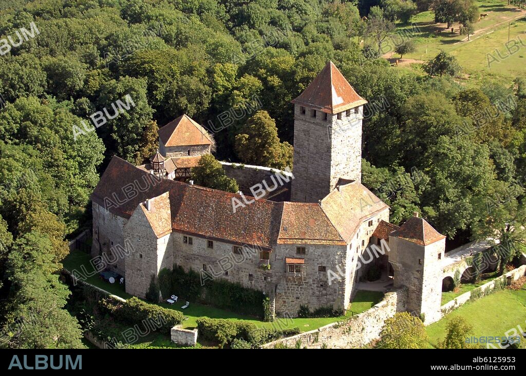 Blick am 19.09.2008 auf die Burg Lichtenberg in Oberstenfeld. Die Burg wurde 1197 erstmals urkundlich erwähnt und gilt als eine der ältesten Stauferburgen Deutschlands. Sie ist bewohnt und beherbergt ein nur zu besonderen Anlässen geöffnetes Restaurant. Foto: euroluftbild.de - ACHTUNG! GESPERRT FÜR BILDFUNK +++(c) dpa - Report+++. 19/09/2008