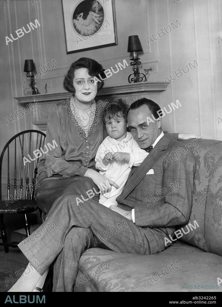 Orig. bildtext... GERMAN FILM ACTOR PREPARES TO MAKE HOLLYWOOD HIS PERMANENT HOME. New York City.- Conrad Veidt, famous as Shakespearan actor in Europe and later associated with Ernest Lubistch, Max Reinhardt and Emil Jannings on the stage and screen, recently signed a long term contract with Universal Films to appear in American productions. He has brought his wife and child to America, preparatory to making Hollywood his permanent residence. Photo shows Mr Veidt with his wife and daughter, Viola Vera, one and 1/2 years old, at ther suite in the Hotel Marguery, New York City 1-28-27 Anm. C Veidt, 1893-1943, tysk skådespelare, brittisk medborgare från 1939. Gift med Felicitas Radke 1923, fick med henne dottern Vera Viola Maria, kallad Viola, 1925. Leende Korslagda ben Spetskragar Bakåtkammat hår Trio Kragar CD556 persons: FELICITAS RADKE;VIOLA VEIDT;CONRAD VEIDT sites: NEW YORK;USA;TYSKLAND*.