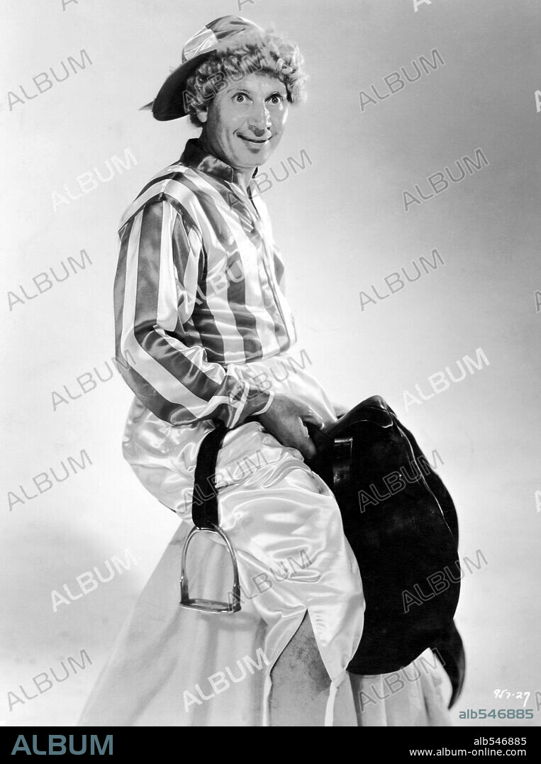 HARPO MARX en UN DÍA EN LAS CARRERAS, 1937 (A DAY AT THE RACES), dirigida por SAM WOOD. Copyright M.G.M.