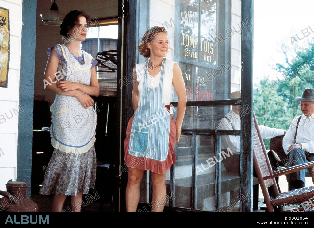 MARY-LOUISE PARKER and MASTERSON, MARY STUART in FRIED GREEN TOMATOES, 1991, directed by JONATHAN MICHAEL AVNET. Copyright WARNER BROTHERS.