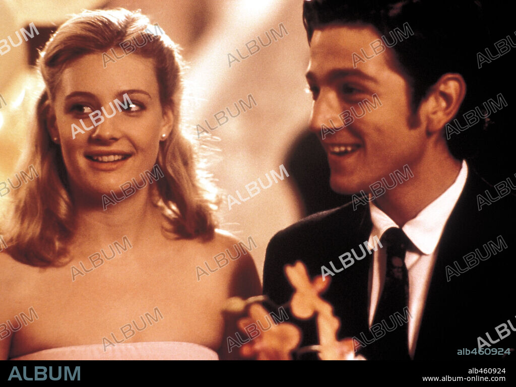 DIEGO LUNA and ROMOLA GARAI in DIRTY DANCING: HAVAN NIGHTS, 2004 (DIRTY DANCING: HAVANA NIGHTS), directed by GUY FERLAND. Copyright LIONS GATE FILMS / WETCHER, BARRY.